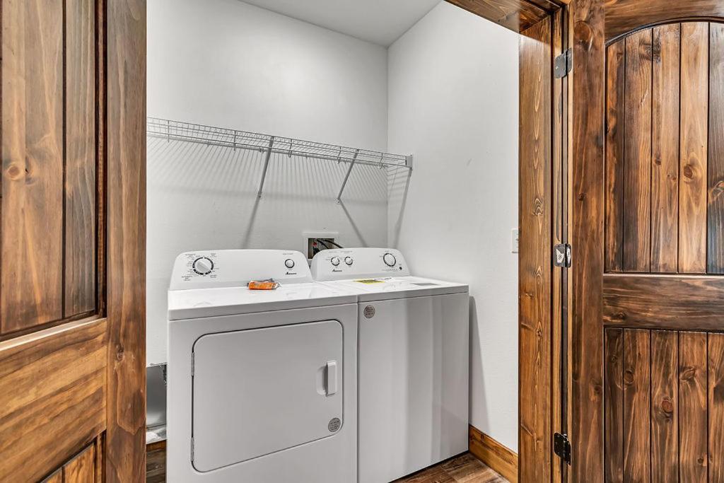 Holiday home Pvt Indoor Pool-basketball Court-theatre & Hot Tub-games-sleeps 46-table Rock View-free Tickets Branson