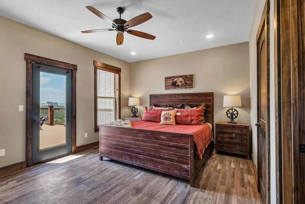 Pvt Indoor Pool-basketball Court-theatre & Hot Tub-games-sleeps 46-table Rock View-free Tickets *