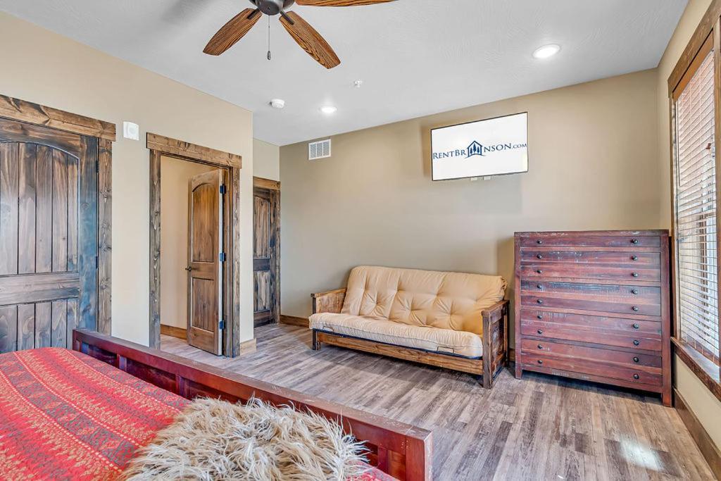 Pvt Indoor Pool-basketball Court-theatre & Hot Tub-games-sleeps 46-table Rock View-free Tickets Branson