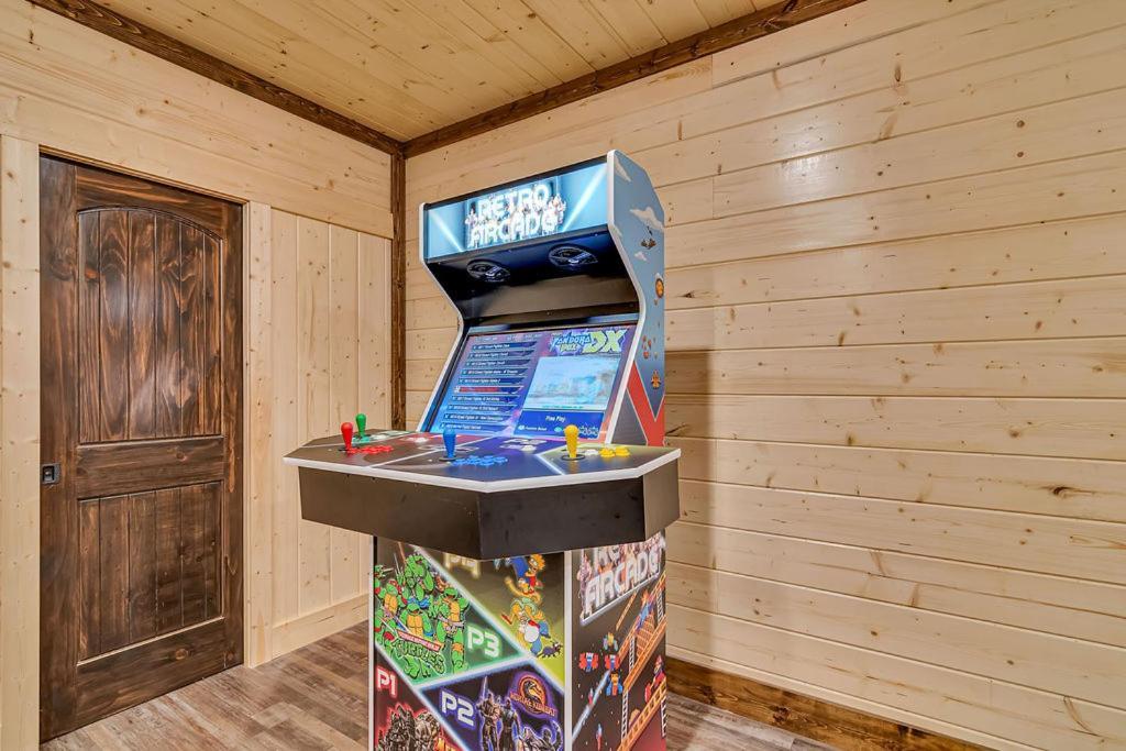Pvt Indoor Pool-basketball Court-theatre & Hot Tub-games-sleeps 46-table Rock View-free Tickets Holiday home