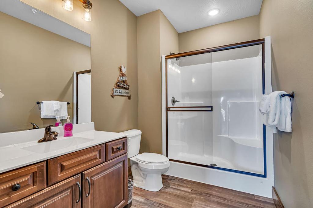 Pvt Indoor Pool-basketball Court-theatre & Hot Tub-games-sleeps 46-table Rock View-free Tickets Holiday home *
