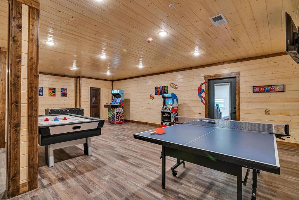 Holiday home Pvt Indoor Pool-basketball Court-theatre & Hot Tub-games-sleeps 46-table Rock View-free Tickets *