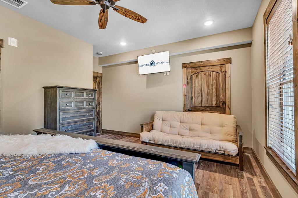 Holiday home Pvt Indoor Pool-basketball Court-theatre & Hot Tub-games-sleeps 46-table Rock View-free Tickets