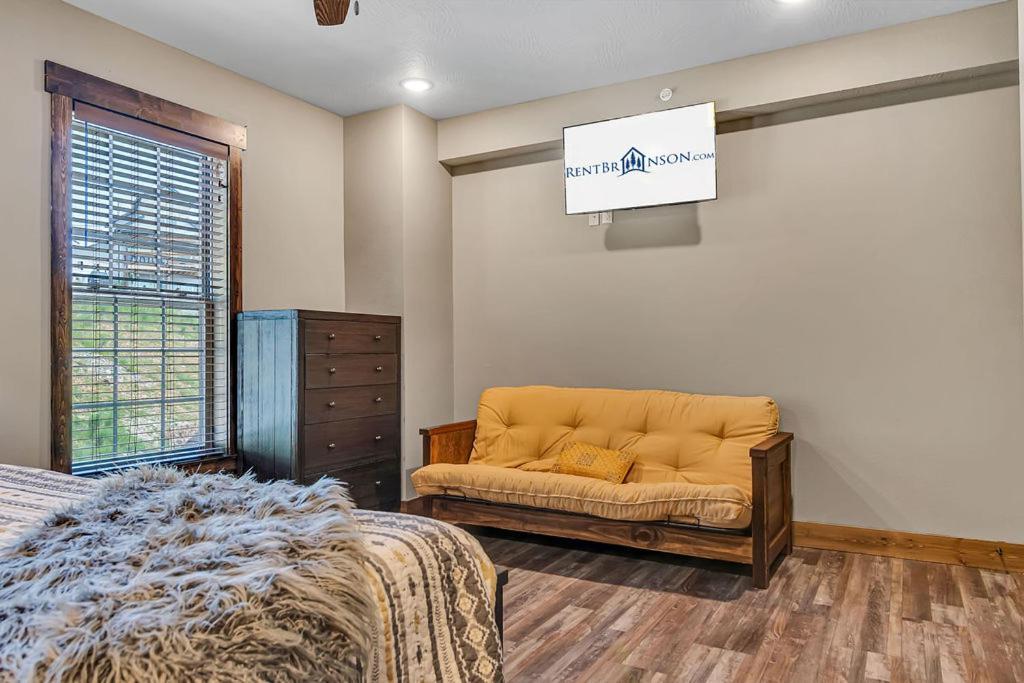 Pvt Indoor Pool-basketball Court-theatre & Hot Tub-games-sleeps 46-table Rock View-free Tickets Holiday home Branson