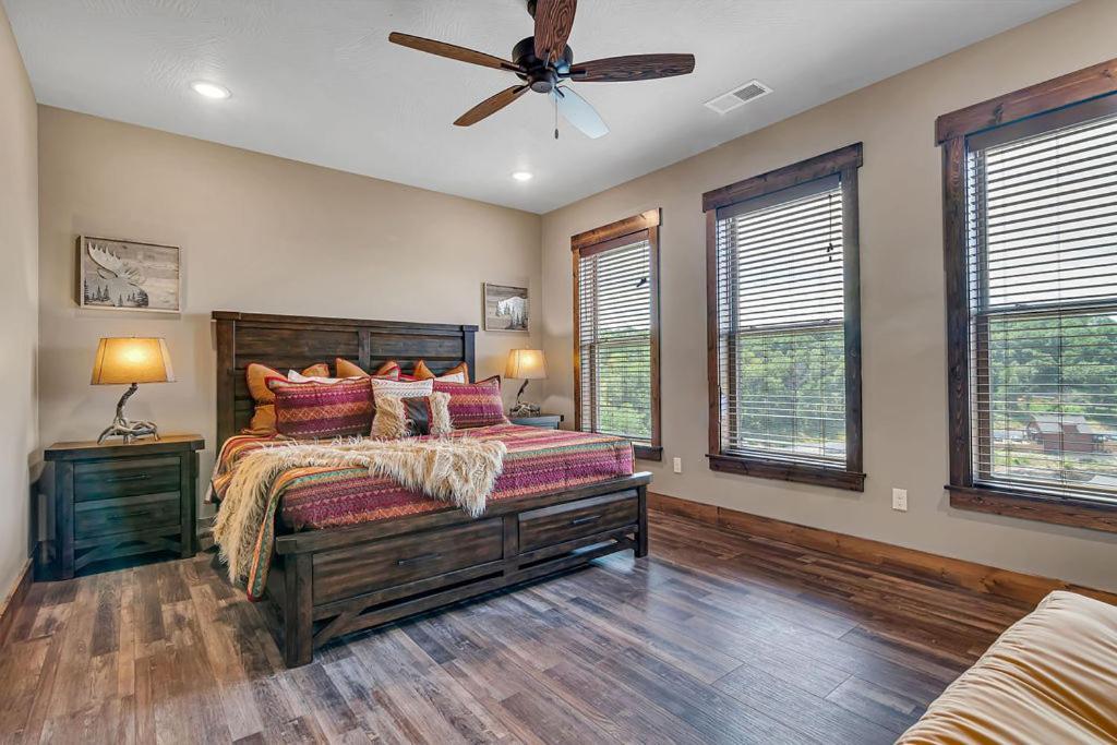 Holiday home Pvt Indoor Pool-basketball Court-theatre & Hot Tub-games-sleeps 46-table Rock View-free Tickets Branson