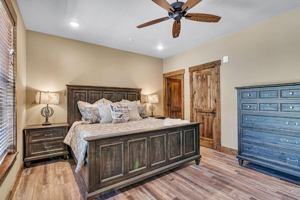 Pvt Indoor Pool-basketball Court-theatre & Hot Tub-games-sleeps 46-table Rock View-free Tickets
