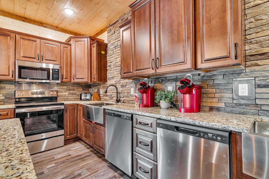 Pvt Indoor Pool-basketball Court-theatre & Hot Tub-games-sleeps 46-table Rock View-free Tickets * Branson