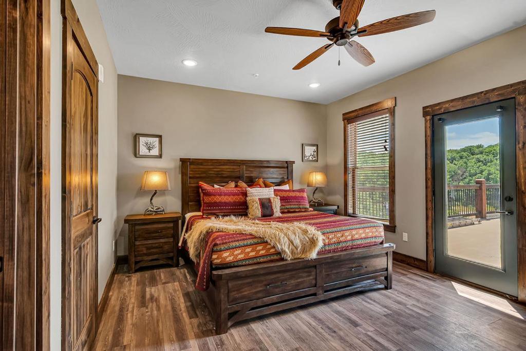 Pvt Indoor Pool-basketball Court-theatre & Hot Tub-games-sleeps 46-table Rock View-free Tickets