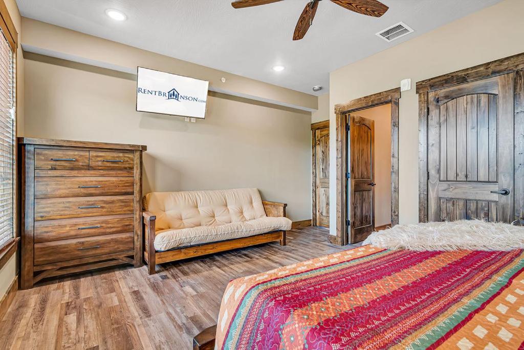 Pvt Indoor Pool-basketball Court-theatre & Hot Tub-games-sleeps 46-table Rock View-free Tickets Holiday home