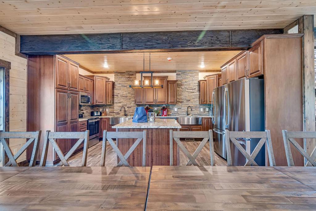 Pvt Indoor Pool-basketball Court-theatre & Hot Tub-games-sleeps 46-table Rock View-free Tickets Holiday home Branson
