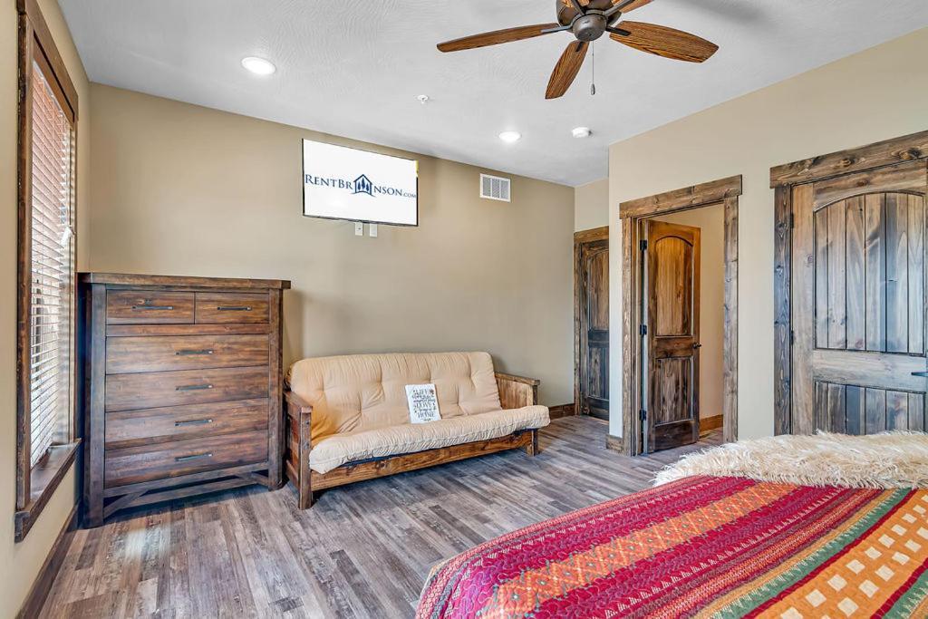 Holiday home Pvt Indoor Pool-basketball Court-theatre & Hot Tub-games-sleeps 46-table Rock View-free Tickets Branson
