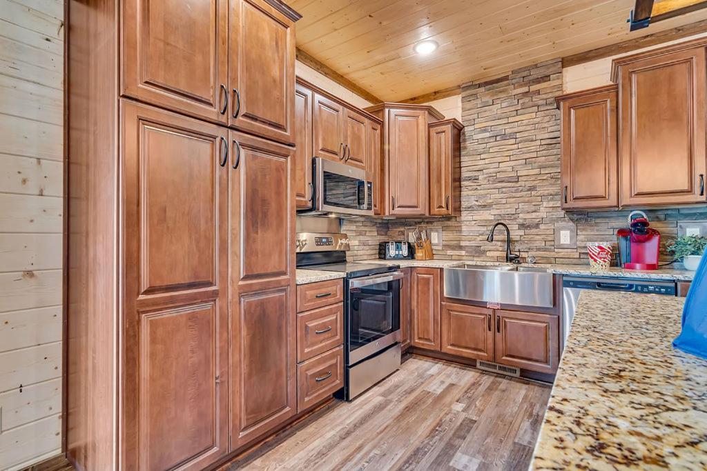 Pvt Indoor Pool-basketball Court-theatre & Hot Tub-games-sleeps 46-table Rock View-free Tickets Branson