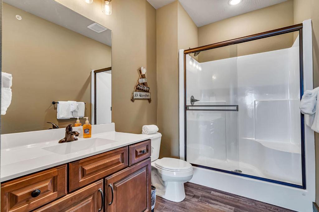 Pvt Indoor Pool-basketball Court-theatre & Hot Tub-games-sleeps 46-table Rock View-free Tickets * Branson