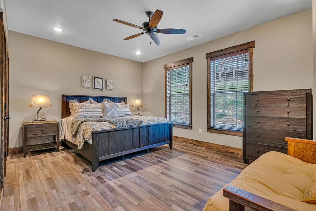 Pvt Indoor Pool-basketball Court-theatre & Hot Tub-games-sleeps 46-table Rock View-free Tickets Holiday home *