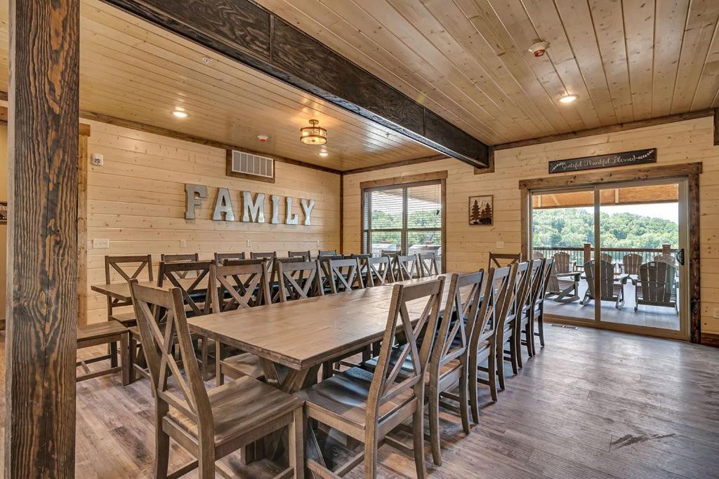 Holiday home Pvt Indoor Pool-basketball Court-theatre & Hot Tub-games-sleeps 46-table Rock View-free Tickets Branson