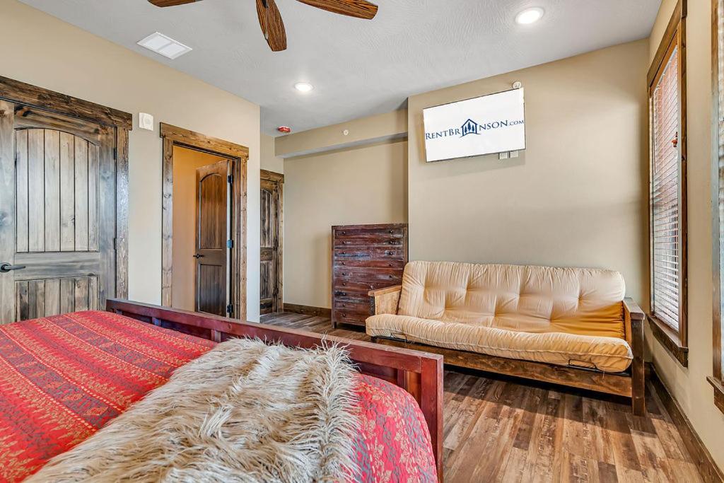 Holiday home Pvt Indoor Pool-basketball Court-theatre & Hot Tub-games-sleeps 46-table Rock View-free Tickets *