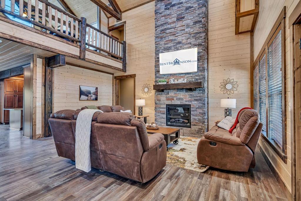 Holiday home Pvt Indoor Pool-basketball Court-theatre & Hot Tub-games-sleeps 46-table Rock View-free Tickets Branson