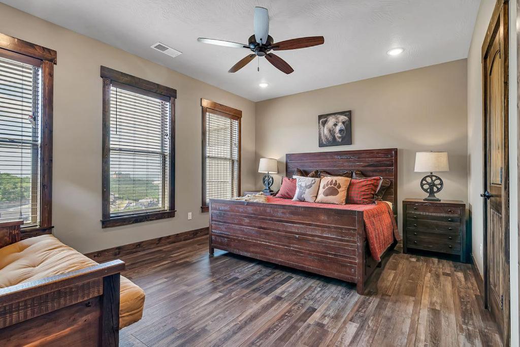 Pvt Indoor Pool-basketball Court-theatre & Hot Tub-games-sleeps 46-table Rock View-free Tickets Branson