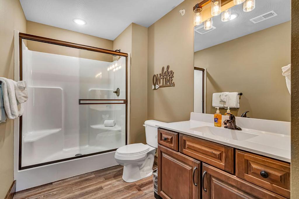 Pvt Indoor Pool-basketball Court-theatre & Hot Tub-games-sleeps 46-table Rock View-free Tickets Holiday home