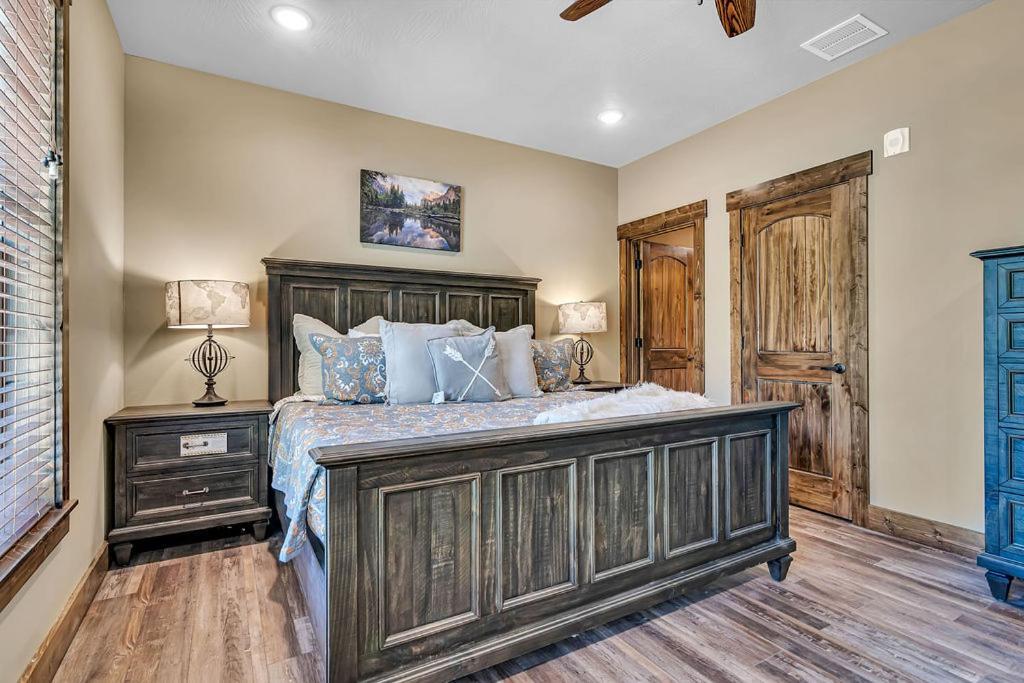 Pvt Indoor Pool-basketball Court-theatre & Hot Tub-games-sleeps 46-table Rock View-free Tickets Holiday home Branson