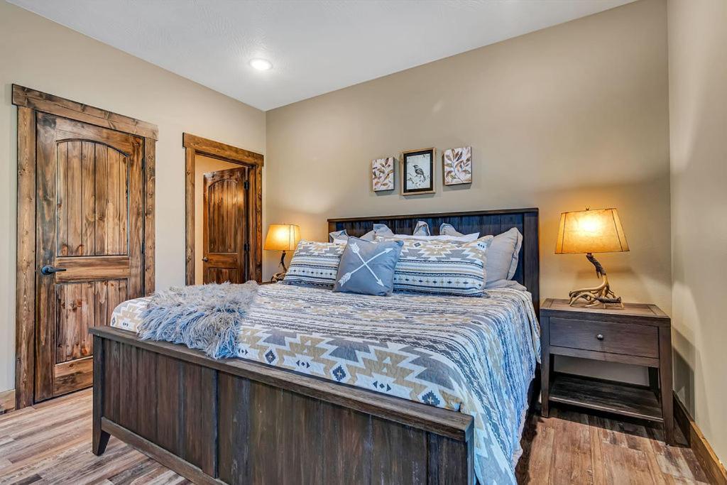 Pvt Indoor Pool-basketball Court-theatre & Hot Tub-games-sleeps 46-table Rock View-free Tickets Branson