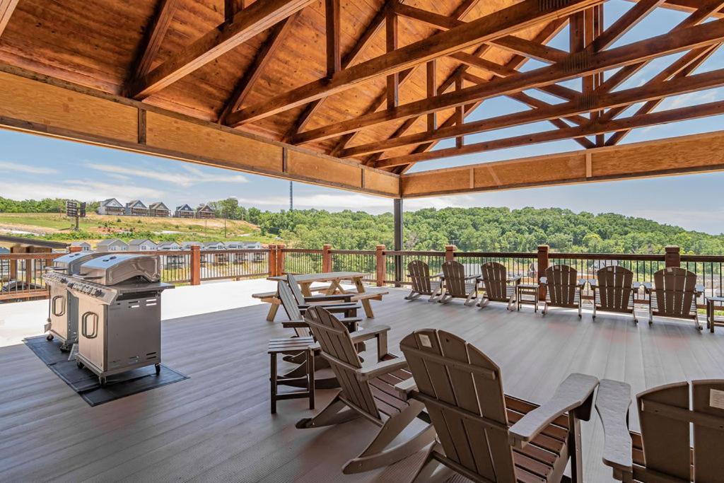 Holiday home Pvt Indoor Pool-basketball Court-theatre & Hot Tub-games-sleeps 46-table Rock View-free Tickets