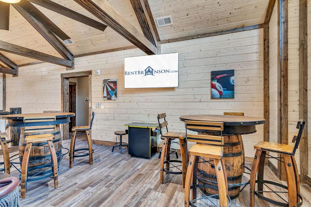 Holiday home Pvt Indoor Pool-basketball Court-theatre & Hot Tub-games-sleeps 46-table Rock View-free Tickets *