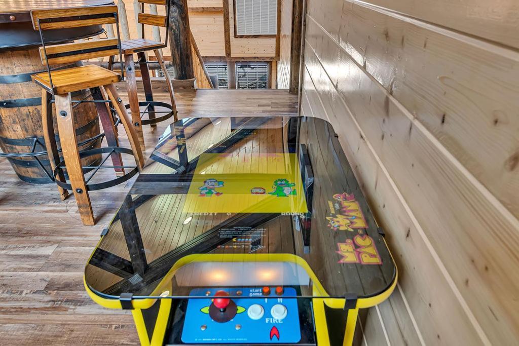 Holiday home Pvt Indoor Pool-basketball Court-theatre & Hot Tub-games-sleeps 46-table Rock View-free Tickets *