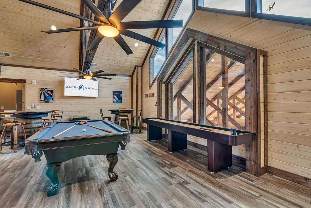 Holiday home Pvt Indoor Pool-basketball Court-theatre & Hot Tub-games-sleeps 46-table Rock View-free Tickets Branson