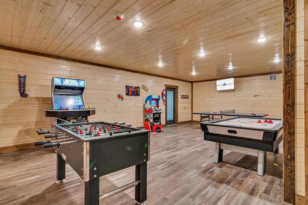 Pvt Indoor Pool-basketball Court-theatre & Hot Tub-games-sleeps 46-table Rock View-free Tickets Holiday home *