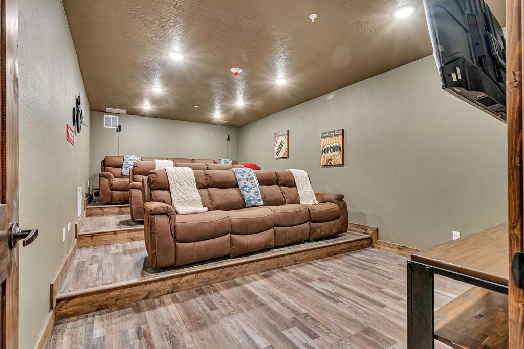 Pvt Indoor Pool-basketball Court-theatre & Hot Tub-games-sleeps 46-table Rock View-free Tickets Branson