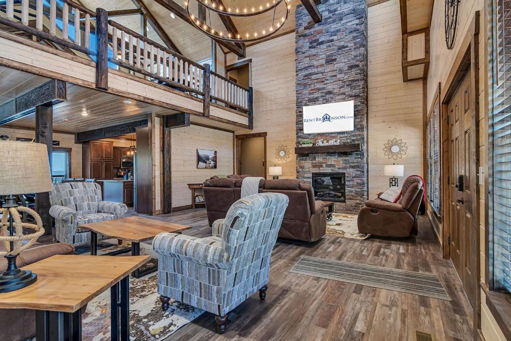 Pvt Indoor Pool-basketball Court-theatre & Hot Tub-games-sleeps 46-table Rock View-free Tickets Holiday home Branson