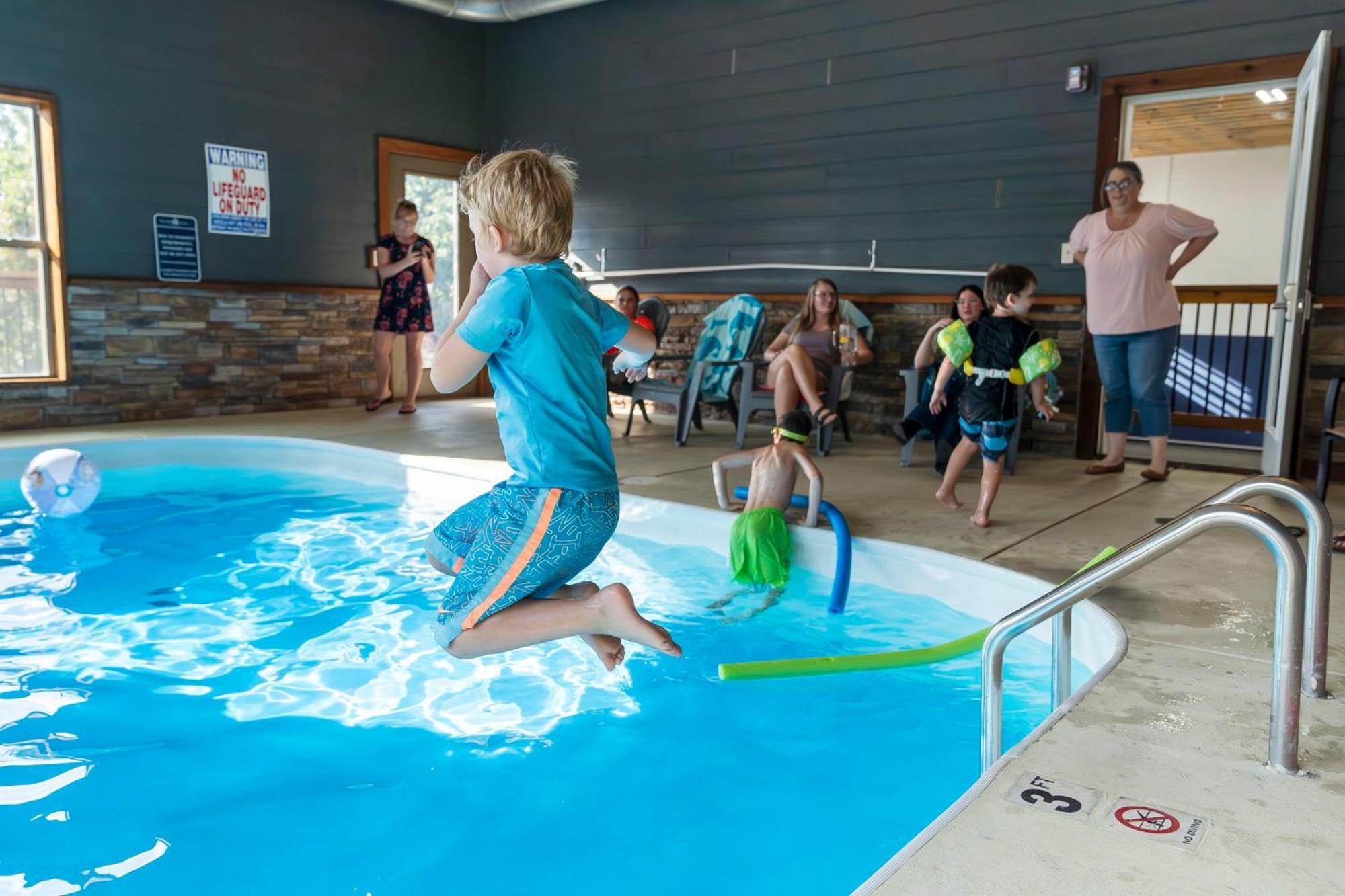 Pvt Indoor Pool-basketball Court-theatre & Hot Tub-games-sleeps 46-table Rock View-free Tickets *