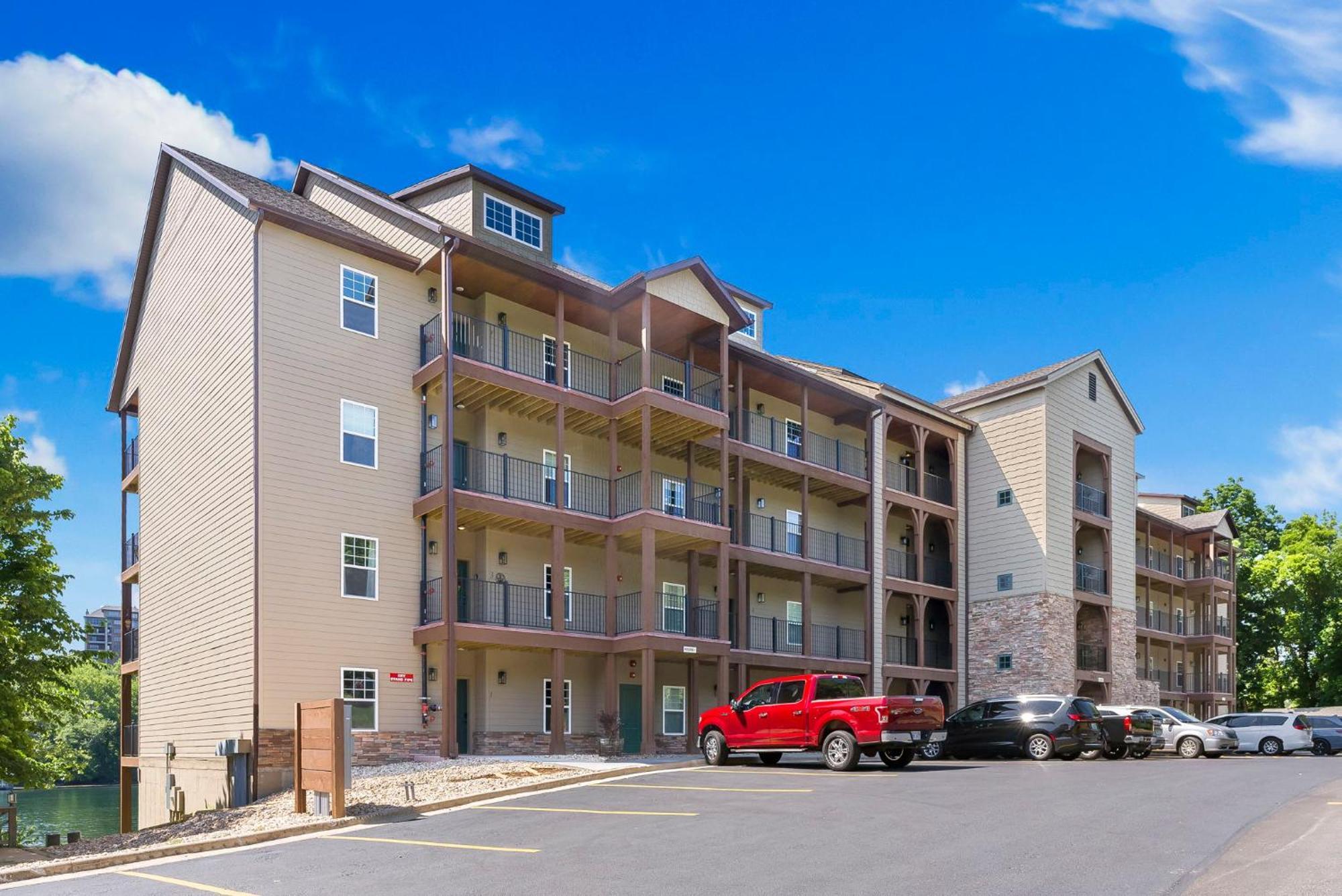 Holiday home Taneycomo Views-near Landing-cmty Outdoor Pool-free Tickets-elevator! Branson
