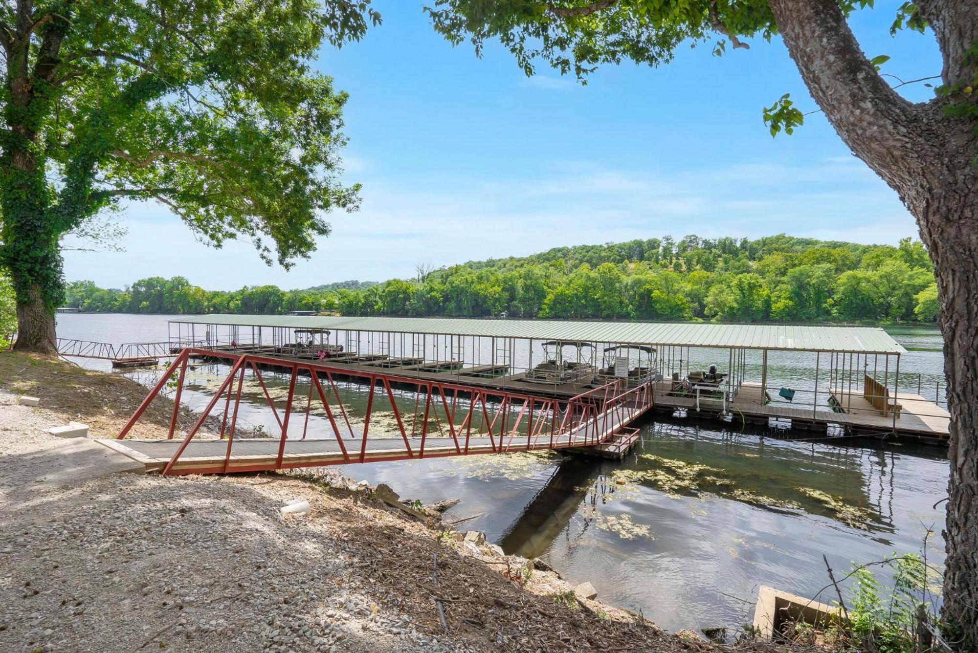 Holiday home Taneycomo Views-near Landing-cmty Outdoor Pool-free Tickets-elevator!