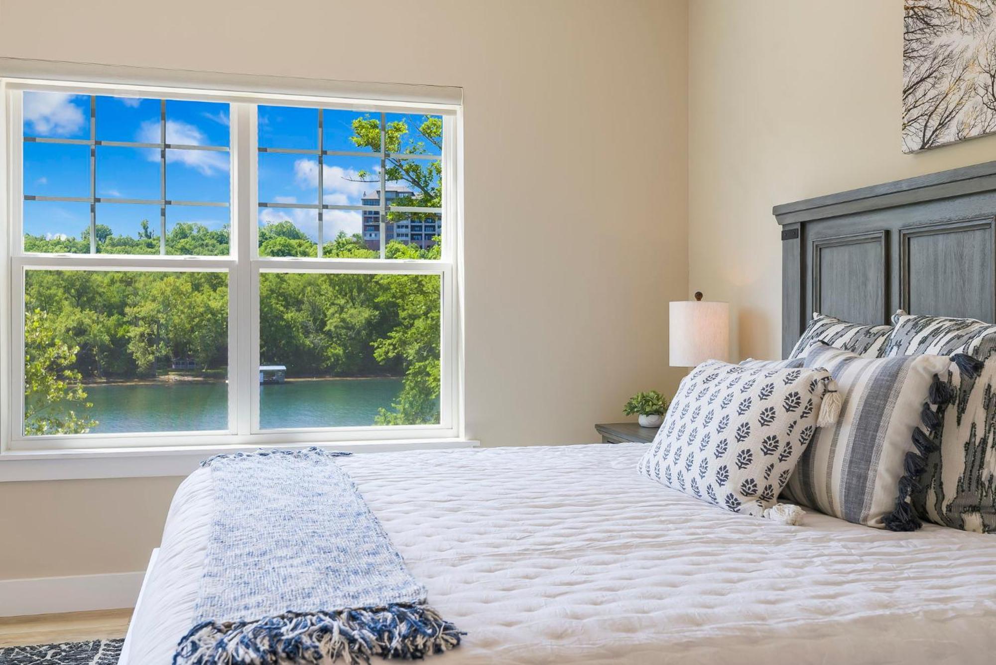 Taneycomo Views-near Landing-cmty Outdoor Pool-free Tickets-elevator!