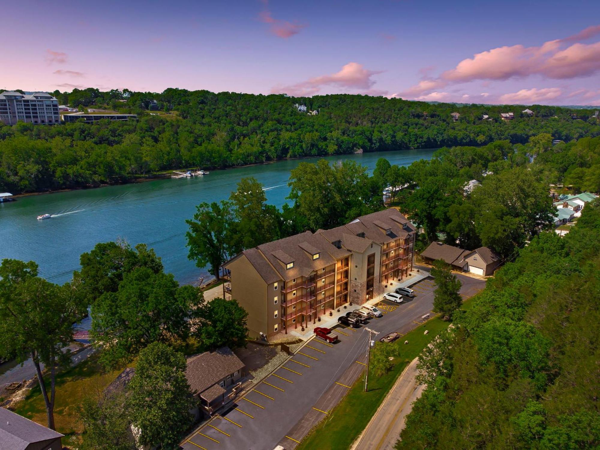 Taneycomo Views-near Landing-cmty Outdoor Pool-free Tickets-elevator! *