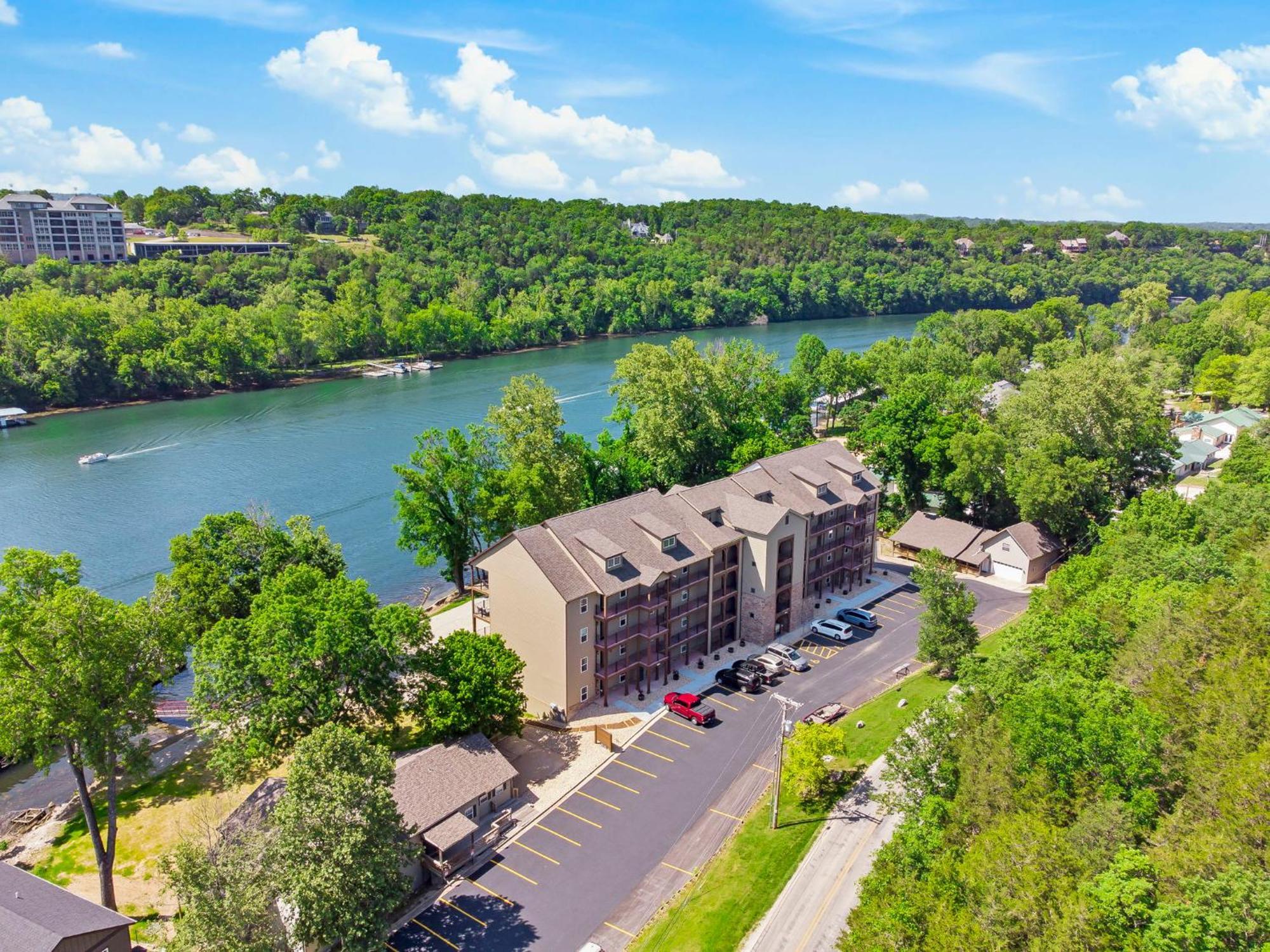 Holiday home Taneycomo Views-near Landing-cmty Outdoor Pool-free Tickets-elevator! Branson