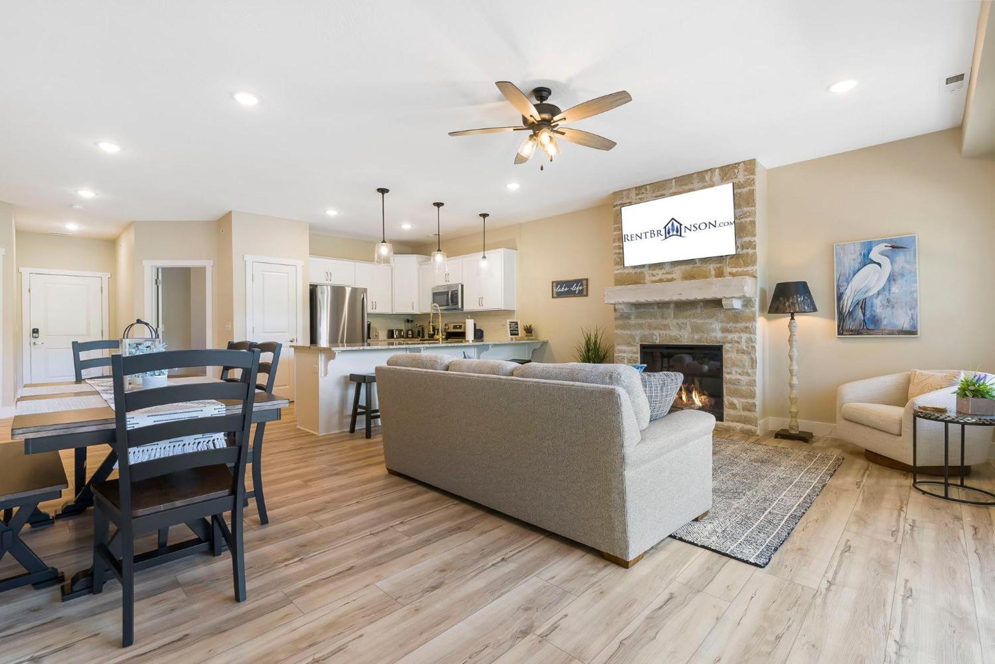 Taneycomo Views-near Landing-cmty Outdoor Pool-free Tickets-elevator! Holiday home Branson