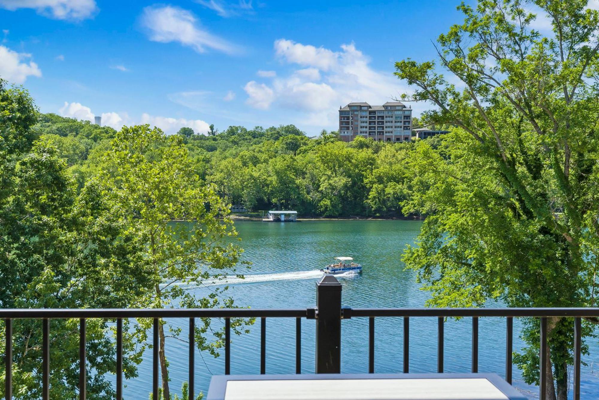 Taneycomo Views-near Landing-cmty Outdoor Pool-free Tickets-elevator! Holiday home *