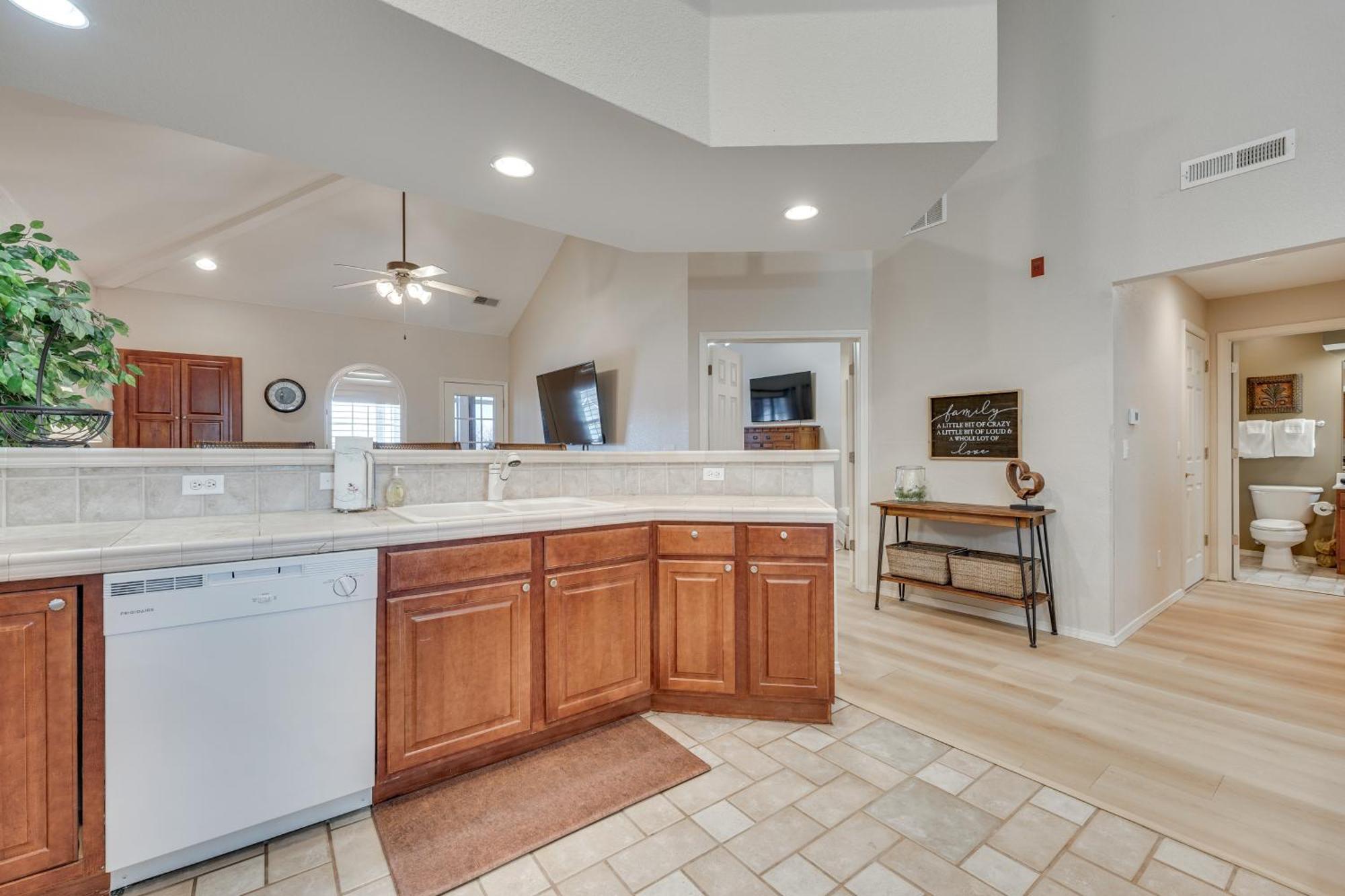 Walk To Strip Inviting Condo! Branson