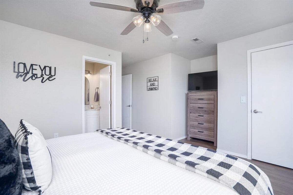 Apartment Spring Break Special! Between Strip & Sdc, 2901-6 *
