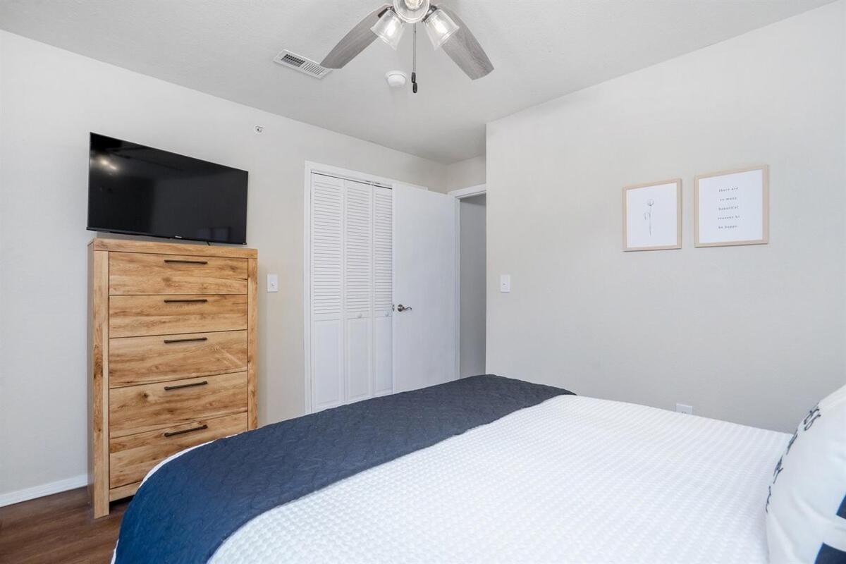 Spring Break Special! Between Strip & Sdc, 2901-6 *
