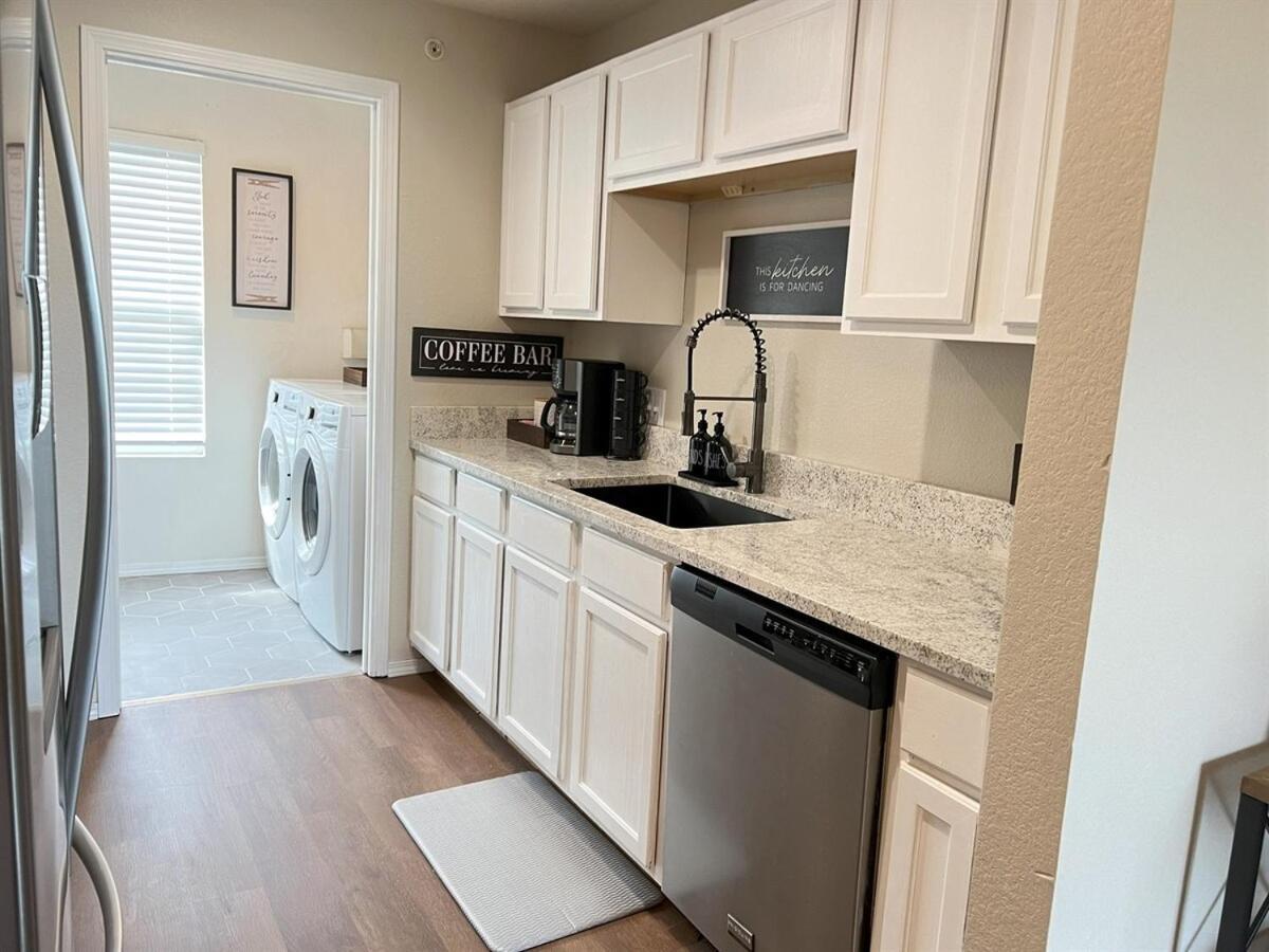 Apartment Spring Break Special! Between Strip & Sdc, 2901-6 *