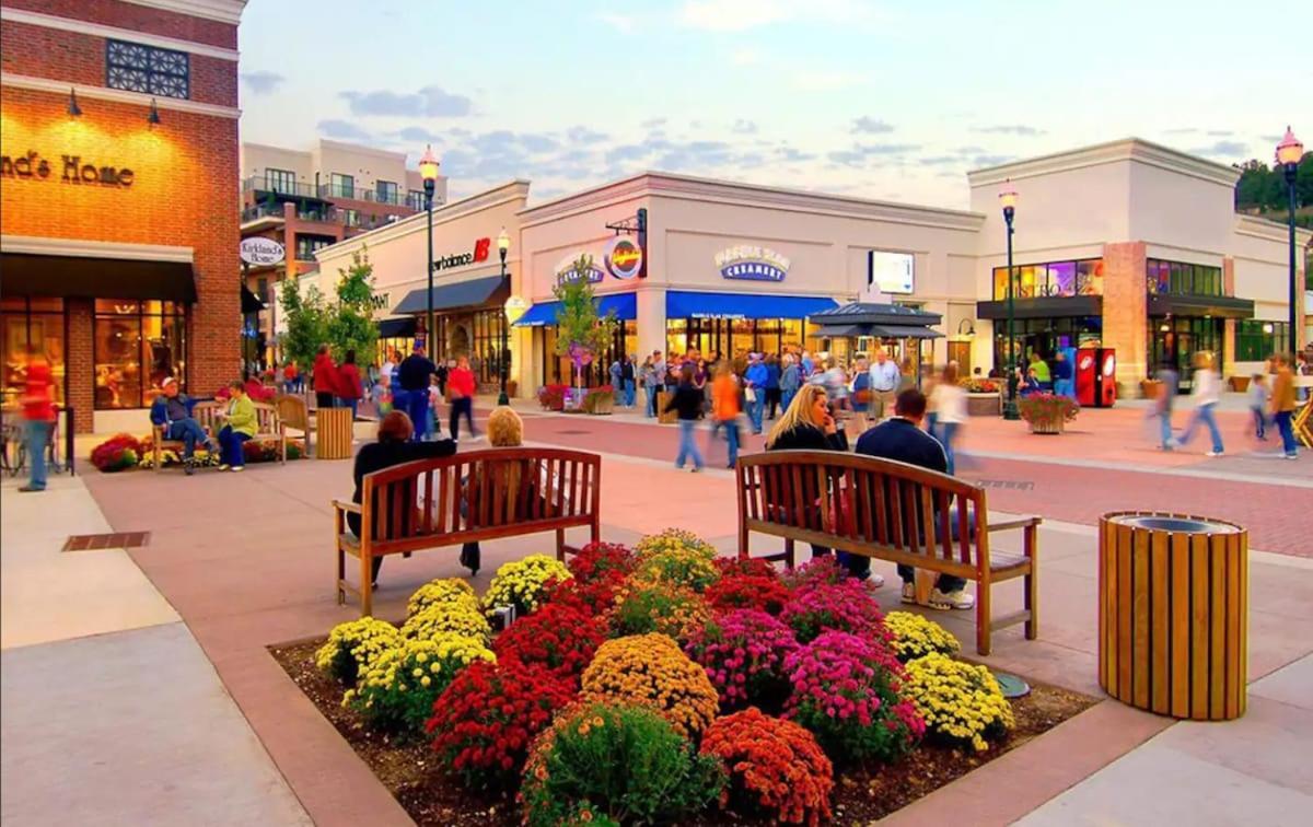 Spring Break Special! Between Strip & Sdc, 2901-6 Branson