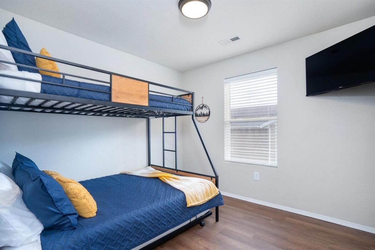 Spring Break Special! Between Strip & Sdc, 2901-6