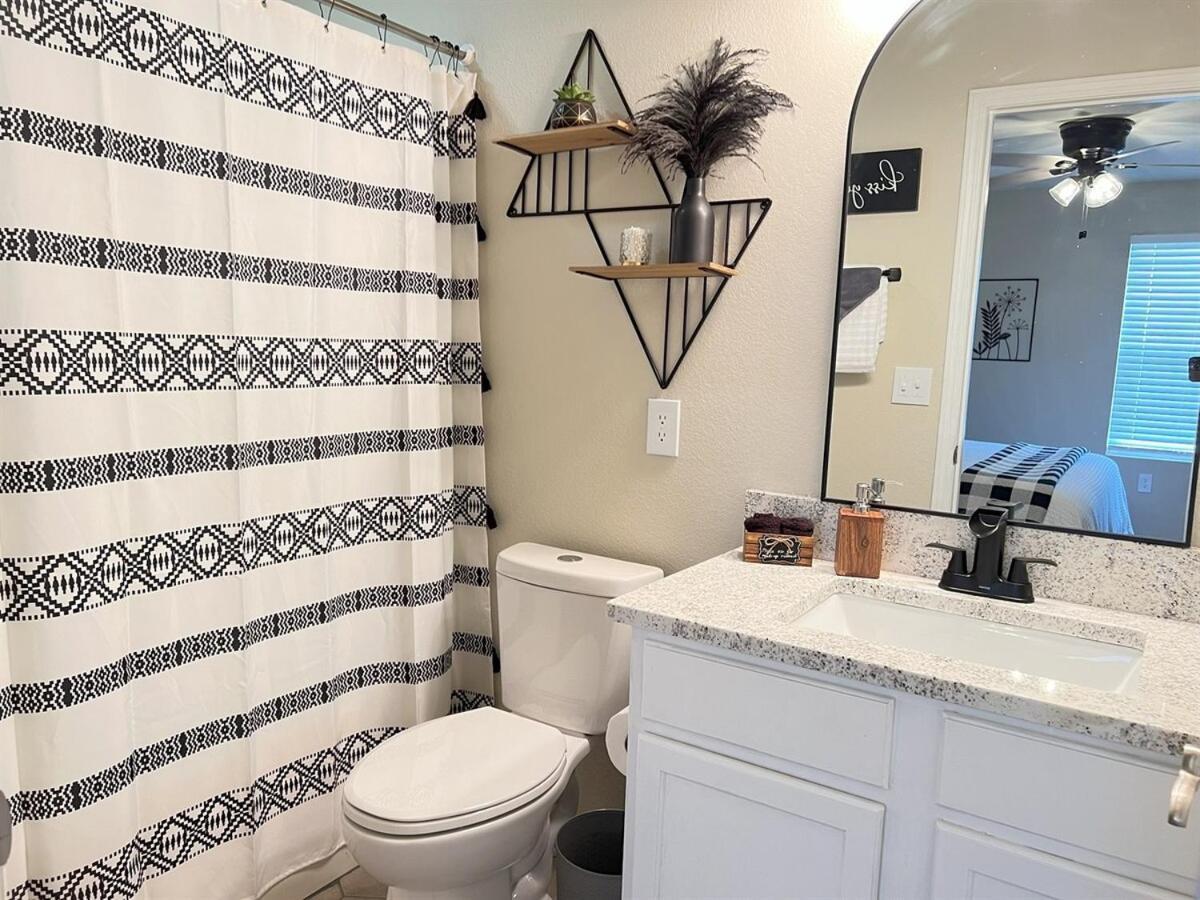 Apartment Spring Break Special! Between Strip & Sdc, 2901-6 *
