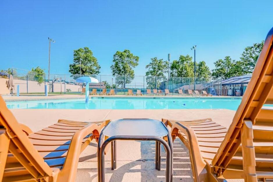 Apartment Spring Break Special! Golf, In, Outdoor Pools, 52-7