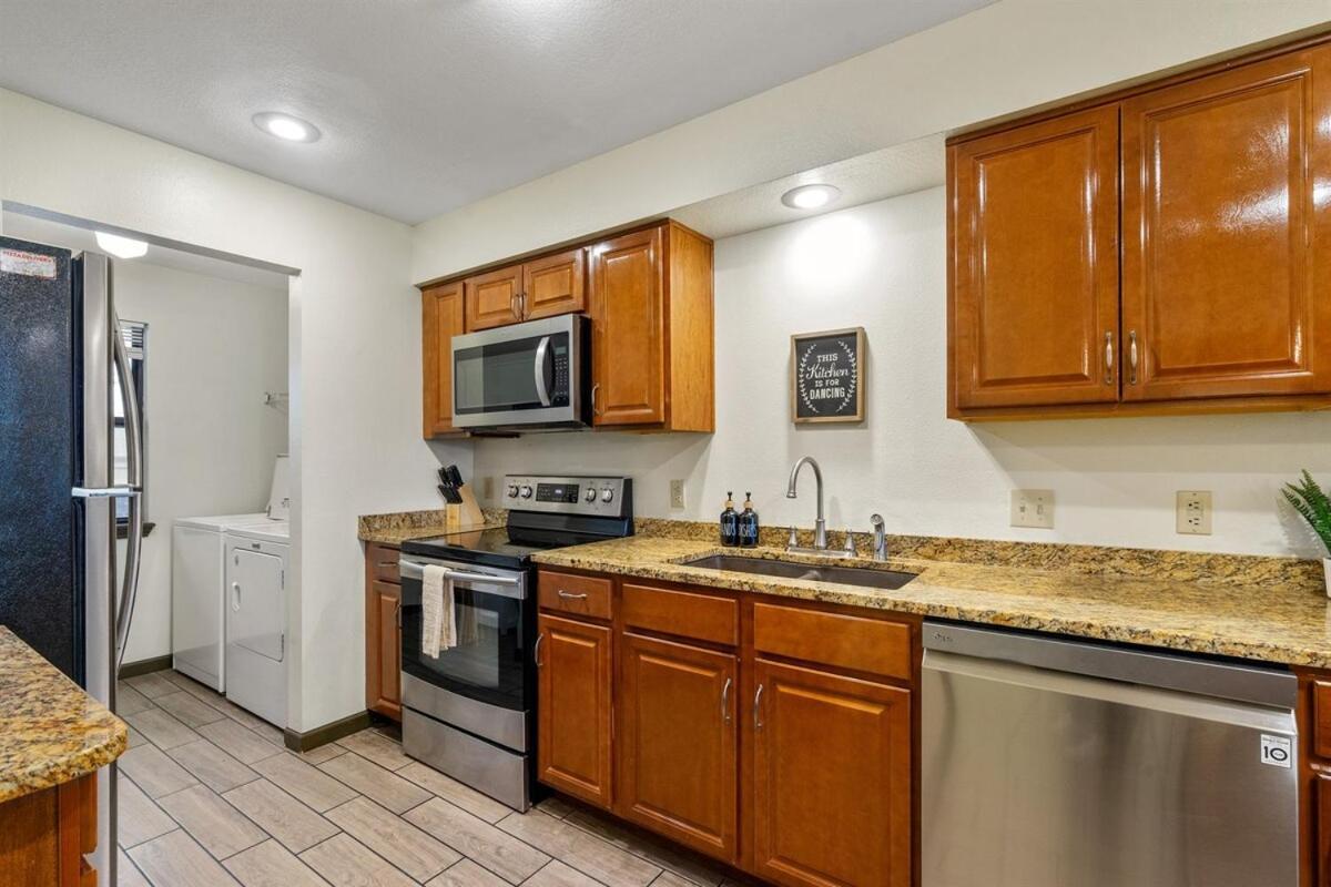 Spring Break Special! Golf, In, Outdoor Pools, 52-7 Apartment *