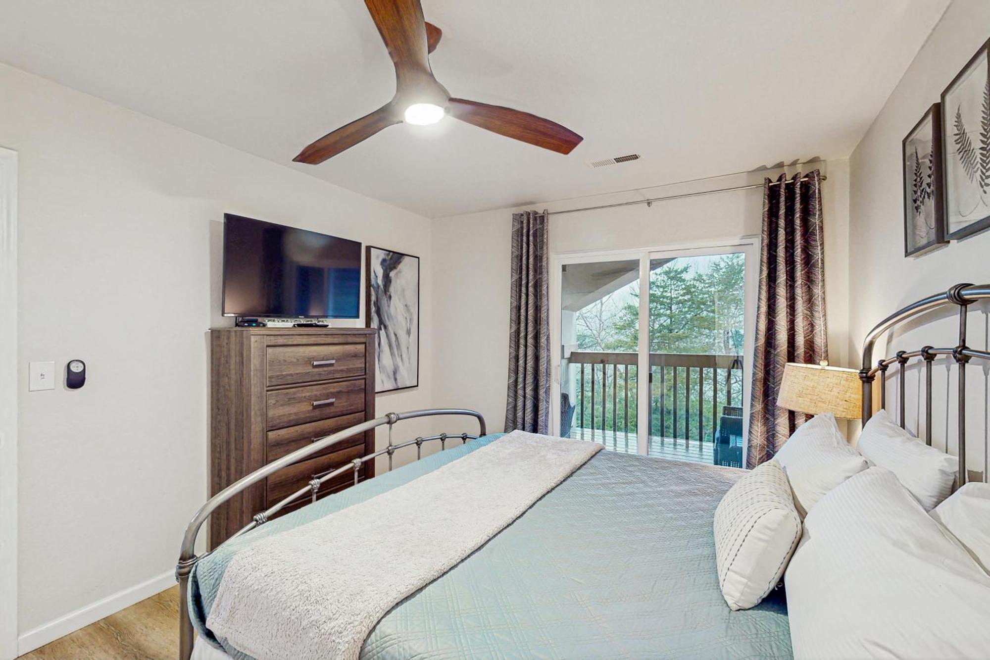 Sunset Shoreline Retreat * Branson